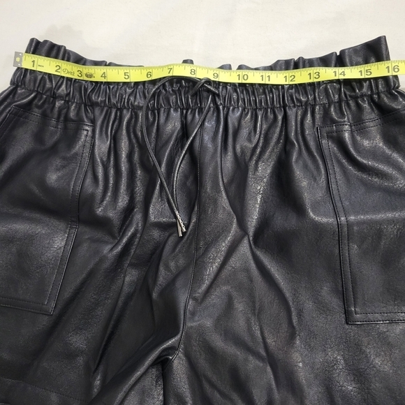 Women's High Waisted Wide Leg Black Faux Leather Shorts Size 2XL - Picture 5 of 9